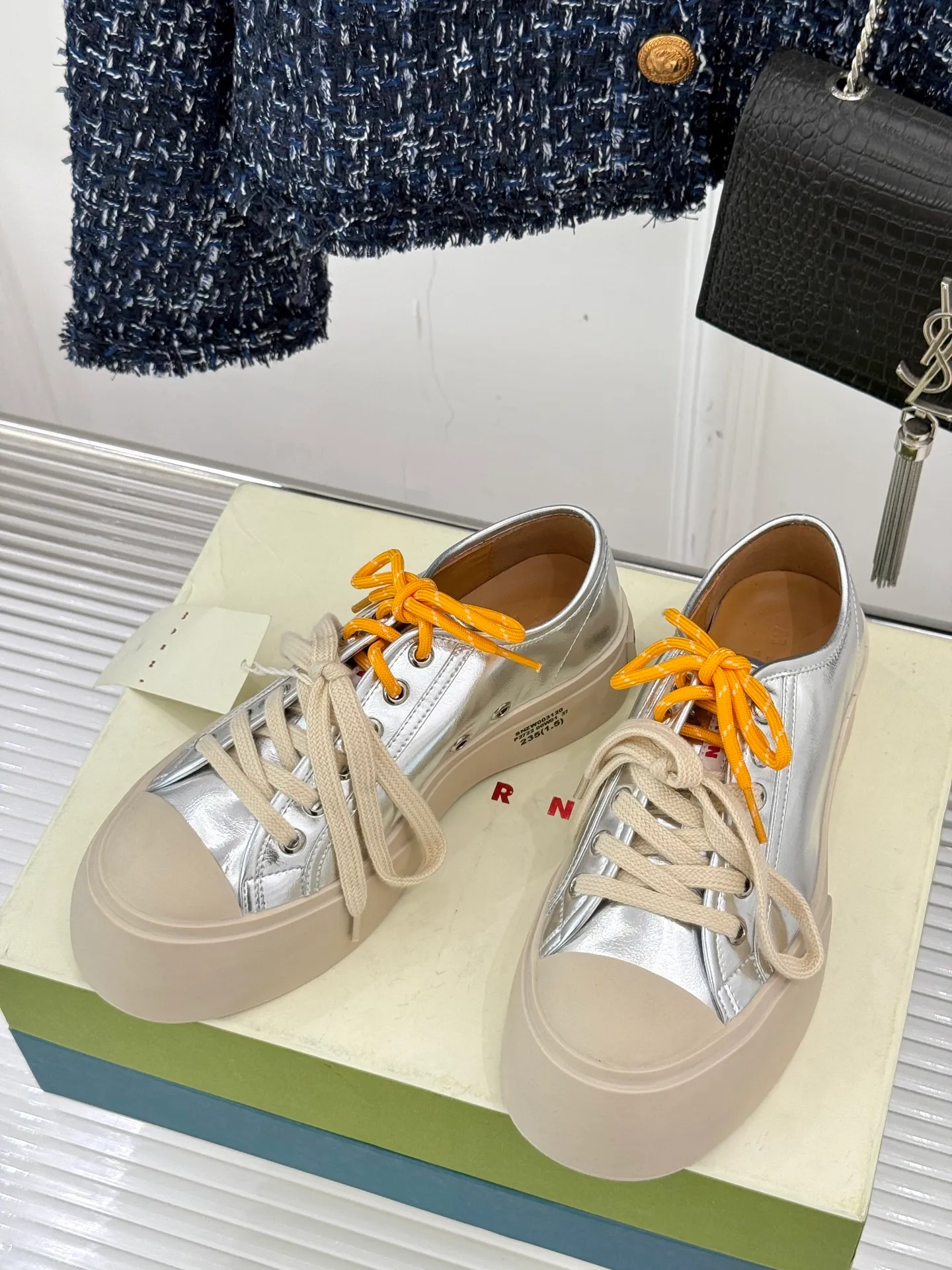 👟👟Ex-factory price 560👟👟 Marni｜Marni's classic double-lace thick-soled big-toe shoes. The overall shape of the shoe is very simple and retro. The color matching is clean and timeless. It is a pair of white shoes that are both comfortable and textured. Anyone who wears them will know how comfortable they are. They are super versatile! No matter how you match the clothes, they are very nice❤️ The fabric is made of imported calfskin. The inner tiptoe is made of lambskin. The original open-molded non-slip rubber sole. Size: 35-39 (40/41 customization is non-returnable)
